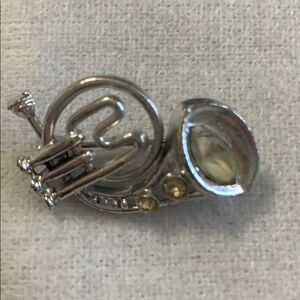 French Horn music instrument pin silver w/rhymston